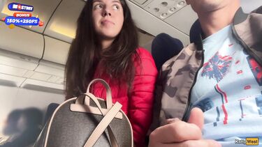 Немного публичного эксгибиционизма: я подрочила своему парню в переполненном  самолёте