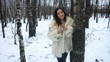 Сосать в зимнем лесу не холодно, а очень даже приятно