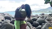 влупил по деснам русскую у океана