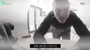 ревнивый муж ставит в доме скрытую камеру