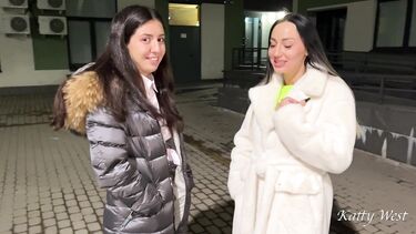 Кэти Вэст и её подруга готовы к домашней групповухе с незнакомцами