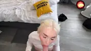 отсасывает на коленях