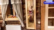 одинокая блондинка показывает фигуру на даче