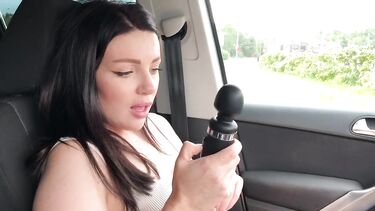 Сделала минет в машине и кончила в трусики от вибратора