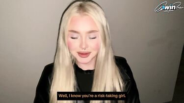 Blondessa: Сочный отсос в подъезде после прогулки с другом