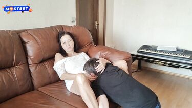 Мама лучшего друга после вечеринки сама раскрыла ноги и попросила попробовать киску