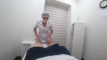 Медсестра в униформе сделала массаж ног, а закончила минетом и спермой в рот