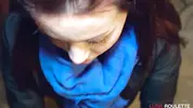 брюнетка в благодарность посасывает вялый член