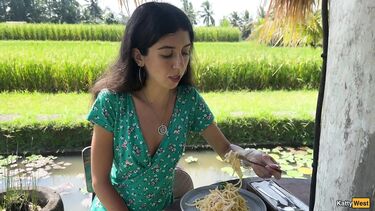 Katty West: Катя Вест ест пасту карбонара со спермой на лице после слива в туалете