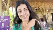 гуляет по улице со спермой на лице