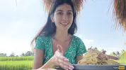 туристка с обкончанным лицом ест пасту карбонара