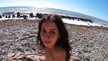 два члена в киске: Три пацана дерут на пляже Катю во все дыры