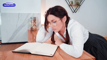Школьница: Школьница пробует двойное проникновение со сводным братом и его другом