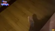 случайно видит на балконе голую соседку снизу