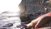 незнакомец дрочит, глядя на голую девку