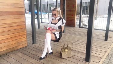 Школьница встретила маньяка в подъезде и затащила к себе домой для ебли в жопу