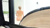 шпионит за голой сводной сестрой в бассейне