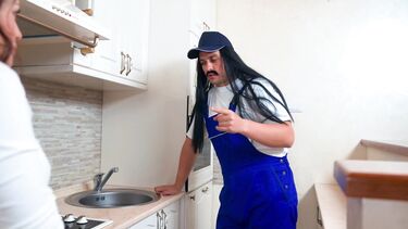 Полная сексуальная совместимость милфы и волосатого сантехника