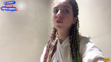 Публичный минет: Русская отсосала в туалете торгового центра и ходит со спермой на лице