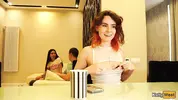 рыжая соблазняет парня за спиной подруги