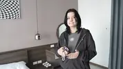 студентка осматрвиает квартиру для аренды