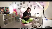 девушка тату мастер разговаривает с боссом