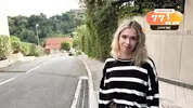 парень помогает соседке попасть домой