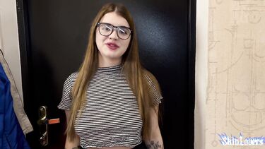 Соседка: Соседка зашла за сахаром и получила сладкую сперму в ротик