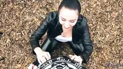 расстегнула ширинку и взяла в рот на природе