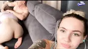 снимает селфи с еблей коллег рядом