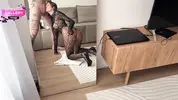сосет хуй на коленях перед зеркалом