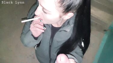 Black Lynn: Курящая брюнетка сосет хуй на лестничной клетке