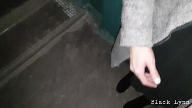 Замужняя русская брюнетка по-быстрому сосет в подъезде член соседа