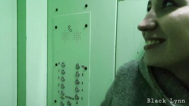 Русская проглатывает сперму: Замужняя русская брюнетка по-быстрому сосет в подъезде член соседа