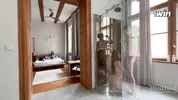 девушка делает парню минет в душе