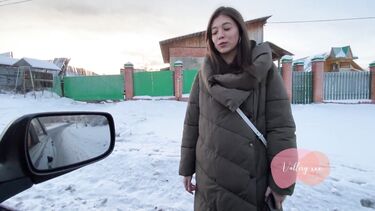 Секс с русской в машине: Городская чика сосет член деревенскому парню в машине и глотает сперму