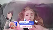 дает прикованной рабыне хуй на клык
