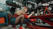 девушка автомеханик ремонтирует мотоцикл