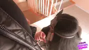 минетит хуй в подъезде, оглядываясь по сторонам