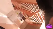 продолжает сосать член на лестничной площадке