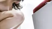ласкает киску, стоя на корточках в примерочной