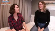 парень играет в стрип покер с пышечкой и кудрявой