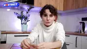 играет с рыжей в показуху