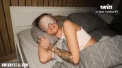 сестра спит после вечеринки с подругами