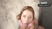строчит минет любовнику на коленях