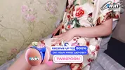 мачеха показывает фигуру в новом белье