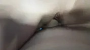 держит хуй рукой и садится на него верхом