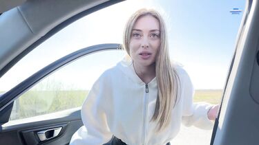 Красотки с большими попками: Водитель отымел в машине красотку за проезд