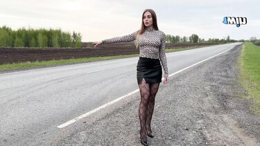 Проглатывает сперму от первого лица: Взяла за щеку в машине и отдалась незнакомцу за поездку автостопом