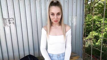 Девушка с остановки согласилась показать свое тело и запрыгнула на мой член за деньги